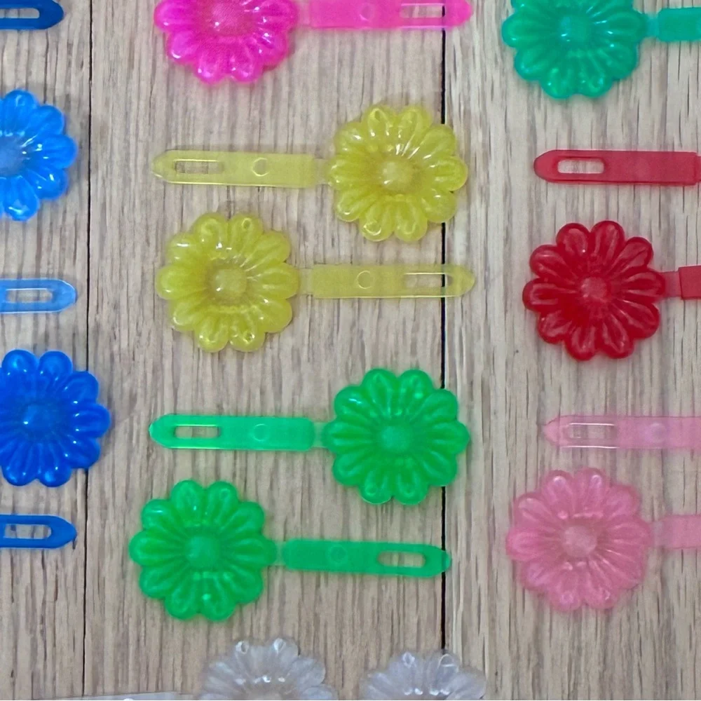 Plastic retro hair barrettes. Set of 20 Snap Close Daisy hair clips. Translucent
